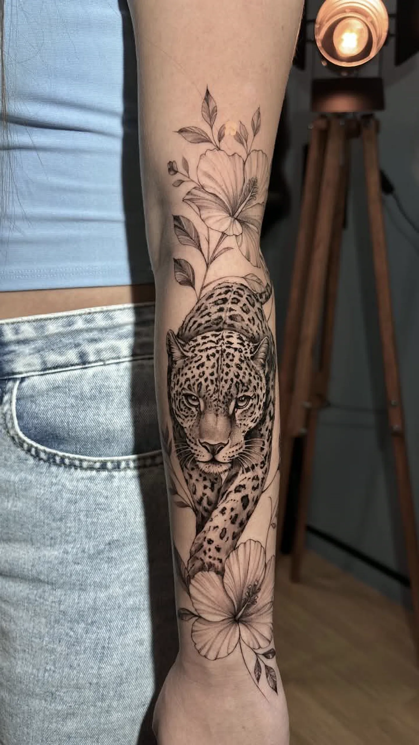Leopardo & hibiscos