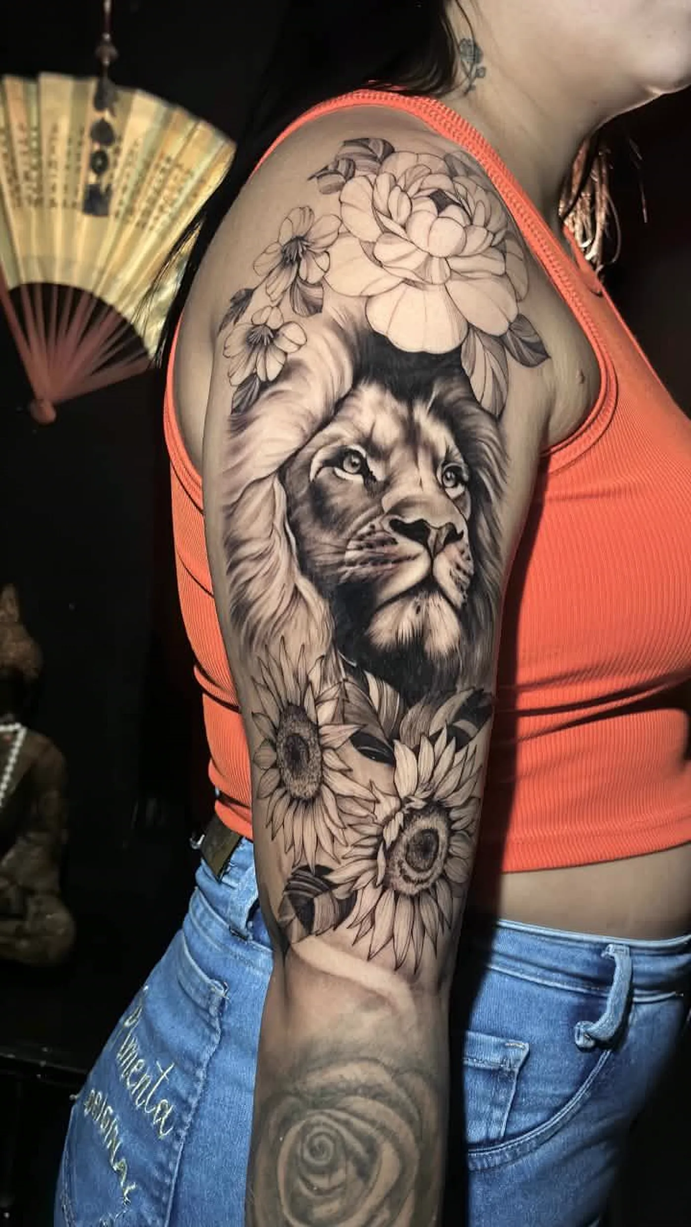 Leão & peônias
