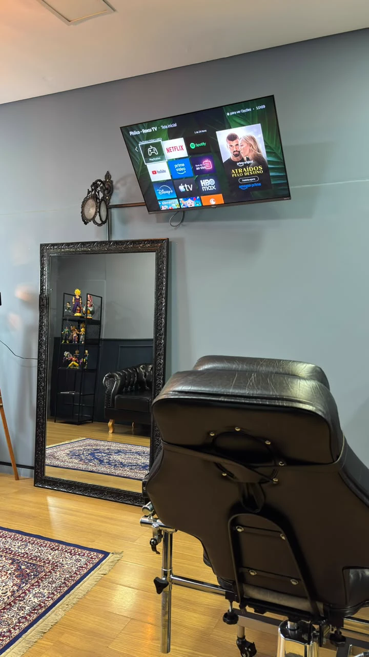 Sala de atendimento do estúdio Di Prado Tattoo com poltrona profissional