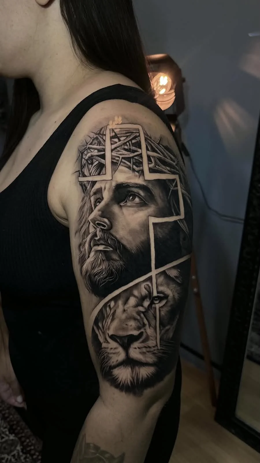 Cristo & leão · Ombro