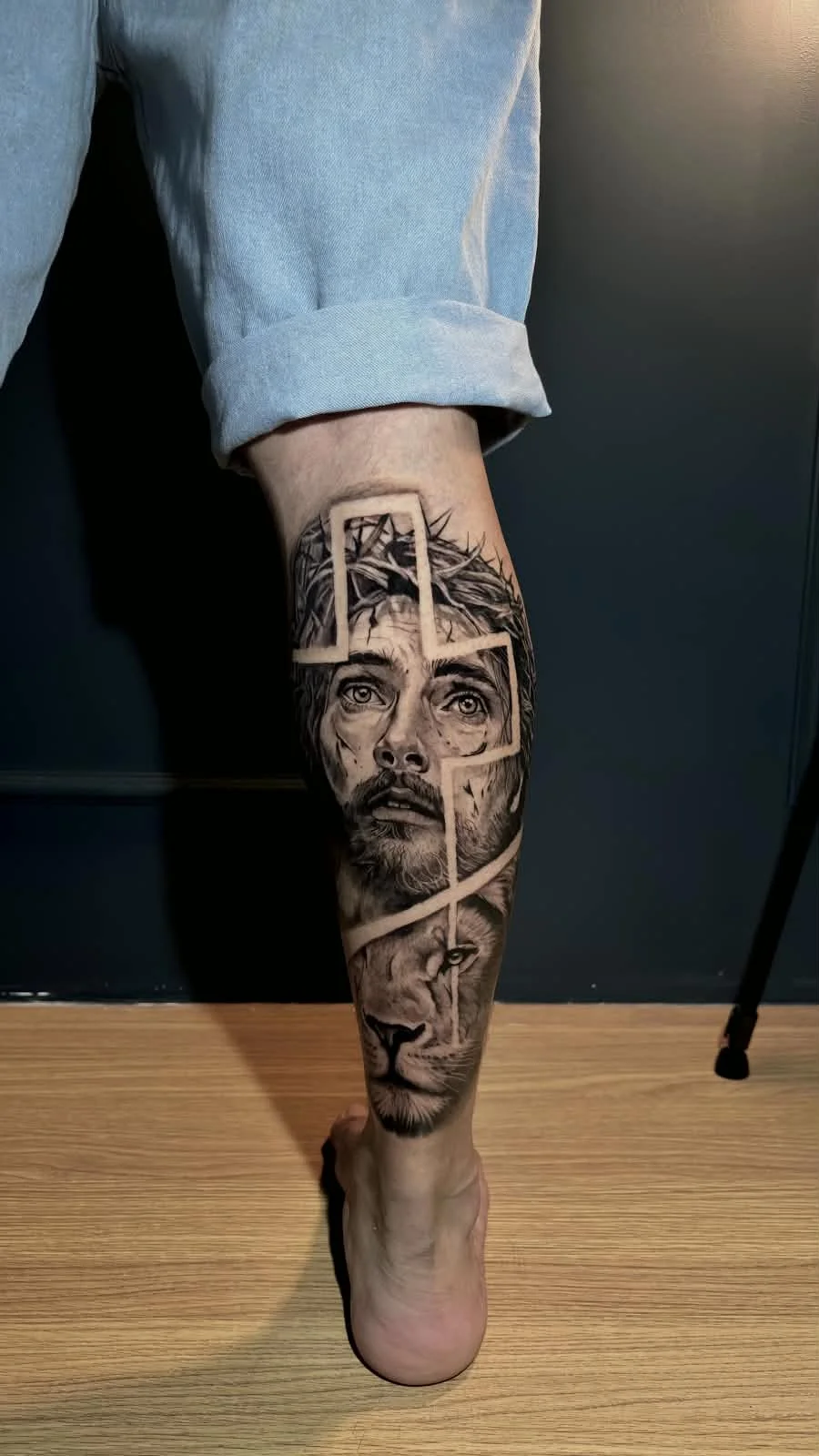 Cristo & leão · Perna